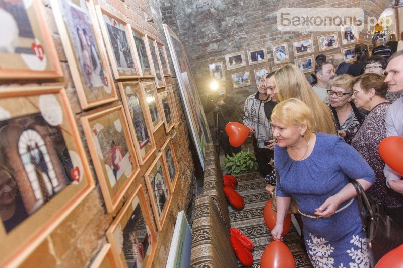 В Полевском открылась фотовыставка свадебных портретов молодожёнов (фото) - фото 1 В Полевском открылась фотовыставка свадебных портретов молодожёнов (фото) - фото 1