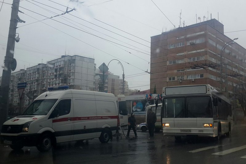 В Белгороде столкнулись два автобуса, есть пострадавшие (фото) - фото 1 В Белгороде столкнулись два автобуса, есть пострадавшие (фото) - фото 1