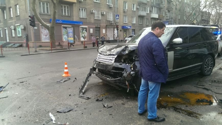 Масштабное столкновение в центре Одессы двух элитных иномарок (ФОТО) (фото) - фото 3