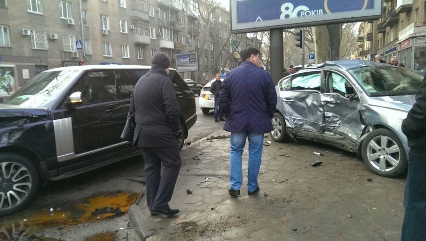 Масштабное столкновение в центре Одессы двух элитных иномарок (ФОТО) (фото) - фото 2