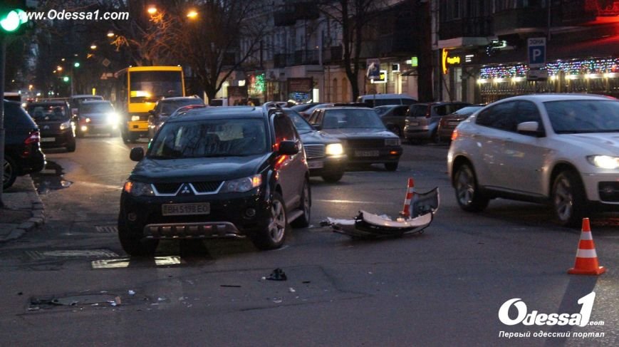 В центре Одессы в полицейскую машину врезался автомобиль с ребенком (ФОТО) (фото) - фото 1