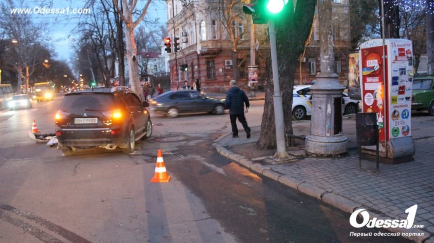 В центре Одессы в полицейскую машину врезался автомобиль с ребенком (ФОТО) (фото) - фото 1
