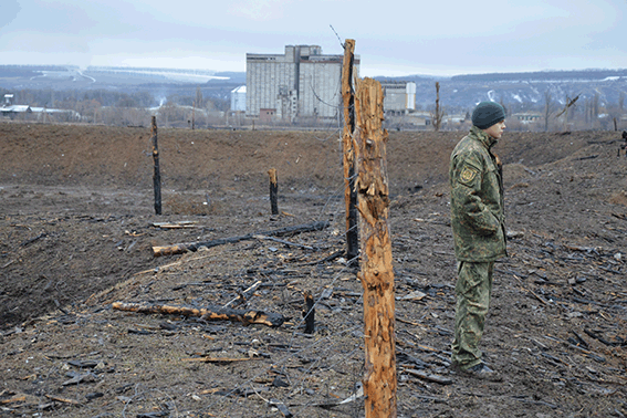Полицейские Луганщины взяли под свой контроль очень опасную террито... Полицейские Луганщины взяли под свой контроль очень опасную территорию в области (ФОТО, ВИДЕО) (фото) - фото 1