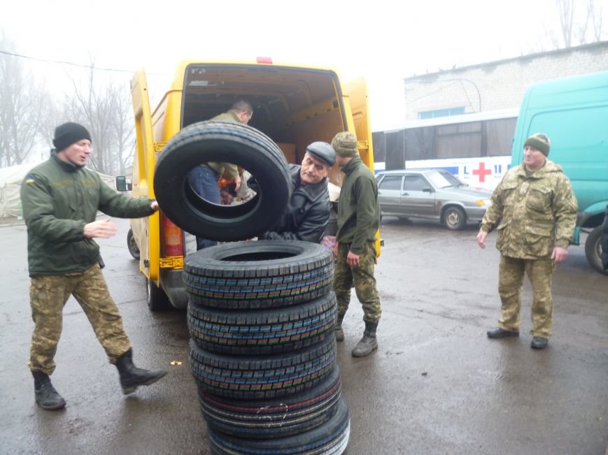 66-ому военно-мобильному госпиталю в Красноармейске луцкие волонтеры помогли автошинами, продуктами и медикаментами (фото) - фото 1 66-ому военно-мобильному госпиталю в Красноармейске луцкие волонтеры помогли автошинами, продуктами и медикаментами (фото) - фото 1