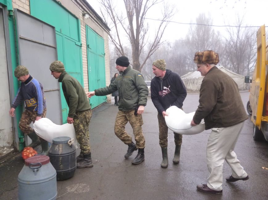 66-ому военно-мобильному госпиталю в Красноармейске луцкие волонтеры помогли автошинами, продуктами и медикаментами (фото) - фото 7 66-ому военно-мобильному госпиталю в Красноармейске луцкие волонтеры помогли автошинами, продуктами и медикаментами (фото) - фото 7