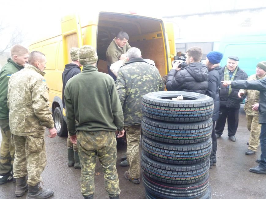 66-ому военно-мобильному госпиталю в Красноармейске луцкие волонтеры помогли автошинами, продуктами и медикаментами (фото) - фото 4 66-ому военно-мобильному госпиталю в Красноармейске луцкие волонтеры помогли автошинами, продуктами и медикаментами (фото) - фото 4