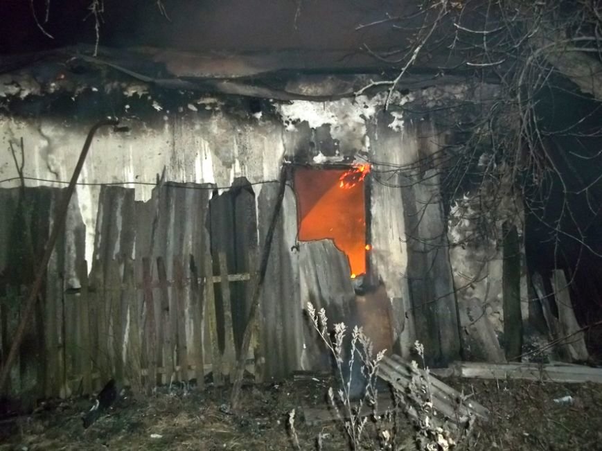 Пожар на улице Маршевой в Днепродзержинске уничтожил крышу жилого дома (фото) - фото 1 Пожар на улице Маршевой в Днепродзержинске уничтожил крышу жилого дома (фото) - фото 1