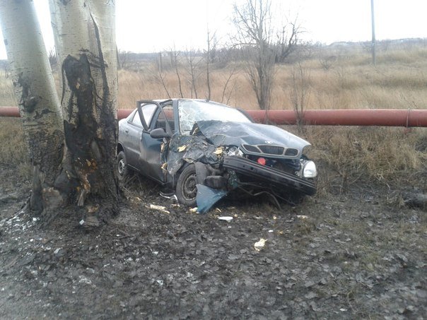 В Димитрове произошло шокирующее ДТП: «Daewoo Lanos» поцеловался с деревом (фото) - фото 3 В Димитрове произошло шокирующее ДТП: «Daewoo Lanos» поцеловался с деревом (фото) - фото 3