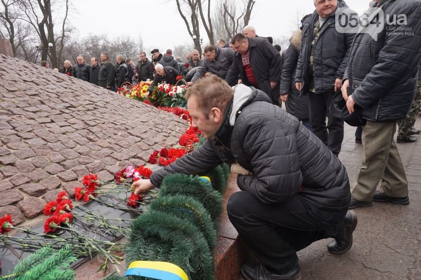 В Кривом Роге: почтили память погибших воинов-интернационалистов, Шилова собралась баллотироваться, задержан мужчина с патронами (фото) - фото 1 В Кривом Роге: почтили память погибших воинов-интернационалистов, Шилова собралась баллотироваться, задержан мужчина с патронами (фото) - фото 1