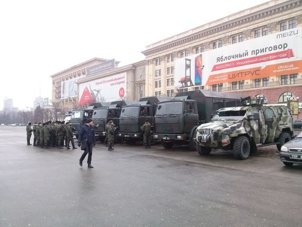 На площадь Свободы прибыла колонна военной техники (ФОТО) (фото) - фото 1 На площадь Свободы прибыла колонна военной техники (ФОТО) (фото) - фото 1