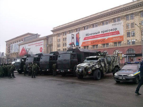 На площадь Свободы прибыла колонна военной техники (ФОТО) (фото) - фото 1 На площадь Свободы прибыла колонна военной техники (ФОТО) (фото) - фото 1