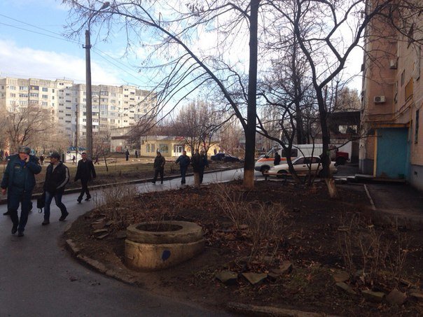 В Луганске два снаряда попали в район квартала Южный (добавлены ФОТО, ВИДЕО) (фото) - фото 2 В Луганске два снаряда попали в район квартала Южный (добавлены ФОТО, ВИДЕО) (фото) - фото 2