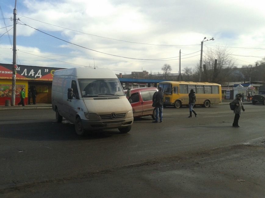В Кривом Роге маневр микробуса завершился столкновением с В Кривом Роге маневр микробуса завершился столкновением с