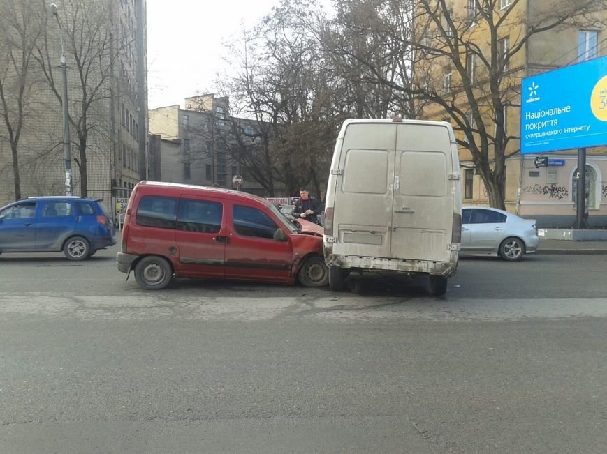 В Кривом Роге маневр микробуса завершился столкновением с В Кривом Роге маневр микробуса завершился столкновением с