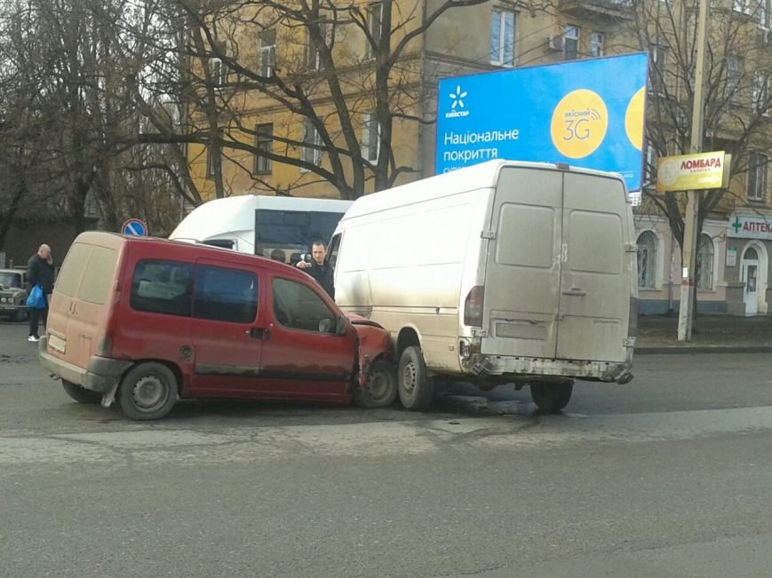 В Кривом Роге маневр микробуса завершился столкновением с В Кривом Роге маневр микробуса завершился столкновением с
