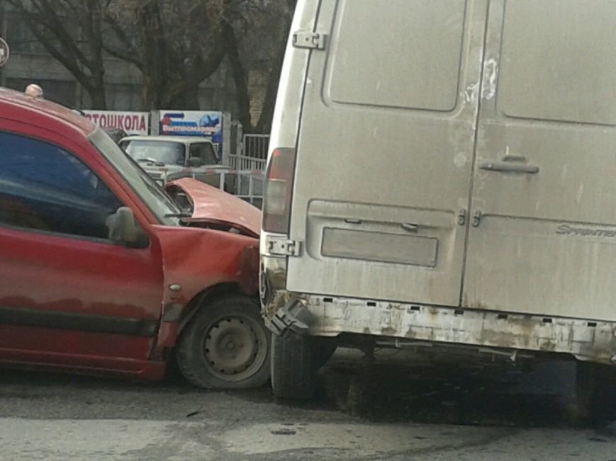 В Кривом Роге маневр микробуса завершился столкновением с В Кривом Роге маневр микробуса завершился столкновением с