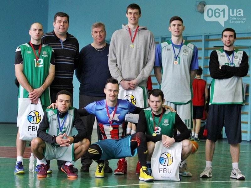 Криворожане доказали, что зима - не помеха для уличного баскетбола (фото) - фото 1 Криворожане доказали, что зима - не помеха для уличного баскетбола (фото) - фото 1