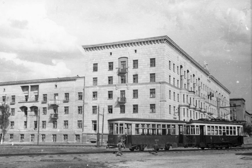 Прогулки по Запорожью с Романом Акбашем: гуляем от Металлургов до Леонова (фото) - фото 23 Прогулки по Запорожью с Романом Акбашем: гуляем от Металлургов до Леонова (фото) - фото 23