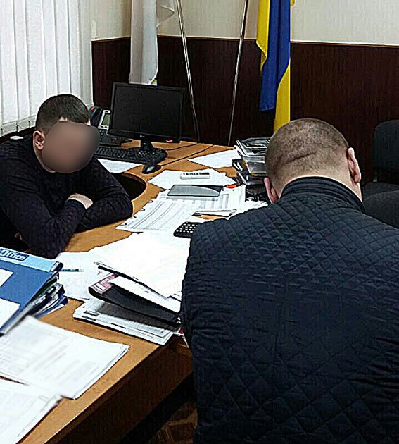 В Запорожье задержали налоговика, которого подозревают во взятках на общую сумму в 400 тысяч гривен (фото) - фото 1 В Запорожье задержали налоговика, которого подозревают во взятках на общую сумму в 400 тысяч гривен (фото) - фото 1