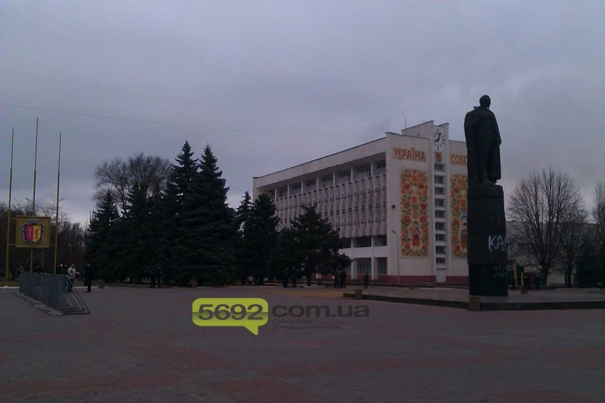 В Днепродзержинске готовятся к сносу памятника Дзержинского (фото) - фото 1 В Днепродзержинске готовятся к сносу памятника Дзержинского (фото) - фото 1