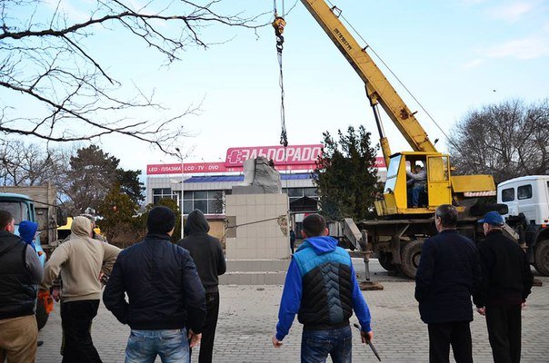 Рассыпался на глазах: Измаил лишился последнего памятника Ленину (ФОТО) (фото) - фото 1