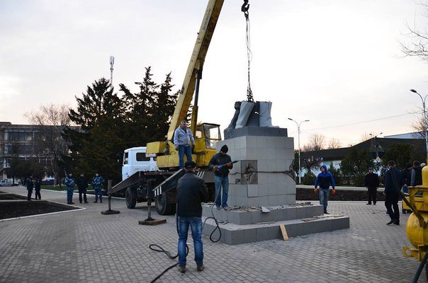 Рассыпался на глазах: Измаил лишился последнего памятника Ленину (ФОТО) (фото) - фото 1