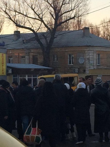 В Макеевке в маршрутке взорвали гранату (фото) (фото) - фото 2 В Макеевке в маршрутке взорвали гранату (фото) (фото) - фото 2