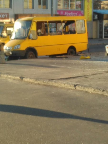 В Макеевке боевик бросил в маршрутку гранату — погибли два человека (ФОТО) (фото) - фото 1 В Макеевке боевик бросил в маршрутку гранату — погибли два человека (ФОТО) (фото) - фото 1
