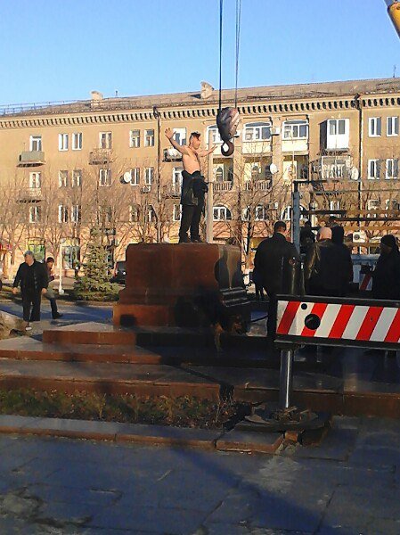 В Днепродзержинске на Майдане Героев демонтировали постамент памятника Ленину (фото) - фото 2 В Днепродзержинске на Майдане Героев демонтировали постамент памятника Ленину (фото) - фото 2