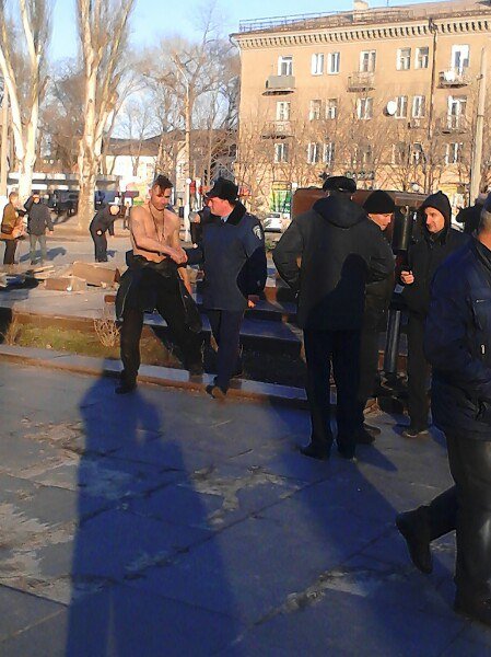 В Днепродзержинске на Майдане Героев демонтировали постамент памятника Ленину (фото) - фото 1 В Днепродзержинске на Майдане Героев демонтировали постамент памятника Ленину (фото) - фото 1