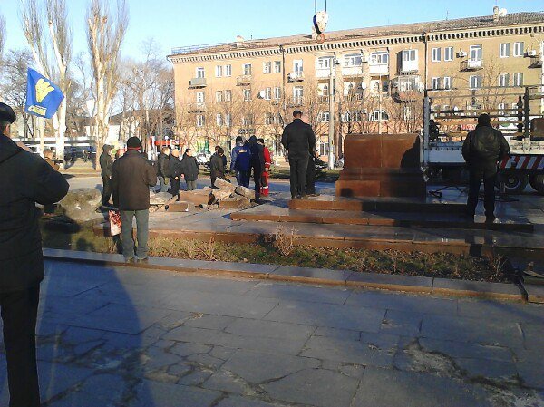 В Днепродзержинске на Майдане Героев демонтировали постамент памятника Ленину (фото) - фото 4 В Днепродзержинске на Майдане Героев демонтировали постамент памятника Ленину (фото) - фото 4