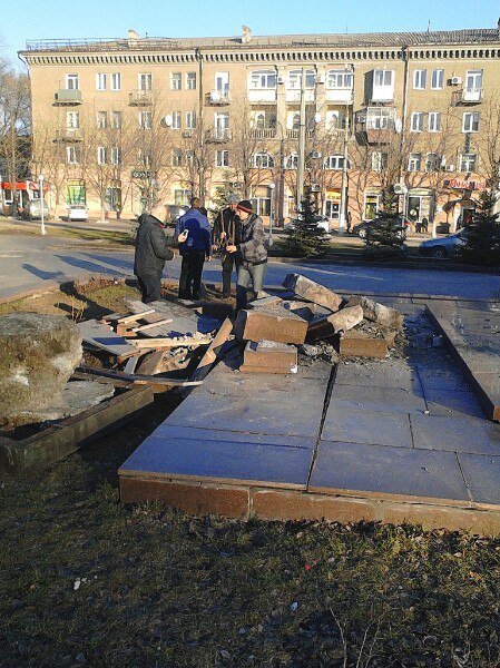 В Днепродзержинске на Майдане Героев демонтировали постамент памятника Ленину (фото) - фото 3 В Днепродзержинске на Майдане Героев демонтировали постамент памятника Ленину (фото) - фото 3