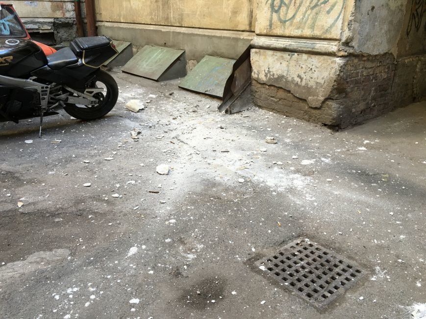 В центре Одессы фрагмент карниза рухнул под ноги прохожим (ФОТО) (фото) - фото 1