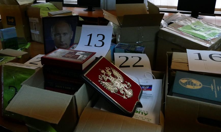 Из России в Донецк доставили гуманитарку портретами Путина, гербами РФ и книгами (фото) - фото 1 Из России в Донецк доставили гуманитарку портретами Путина, гербами РФ и книгами (фото) - фото 1