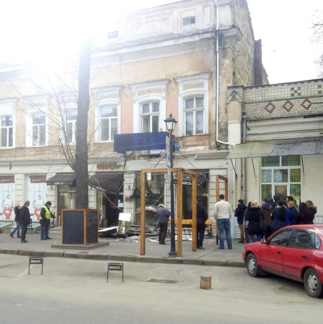 В центре Одессы на землю обрушился балкон (ФОТО) (фото) - фото 1
