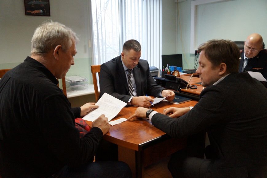 В новой Москве начальник УВД по ТиНАО и представитель Общественного совета актер Артем Михалков провели личный прием граждан (фото) - фото 1
