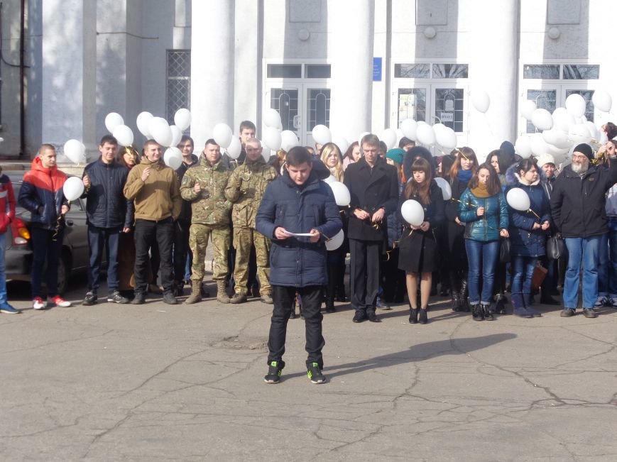 Сто белых шаров и минута молчания: студенты ДонНТУ Красноармейска почтили память и подвиг Героев Небесной Сотни (фото) - фото 19 Сто белых шаров и минута молчания: студенты ДонНТУ Красноармейска почтили память и подвиг Героев Небесной Сотни (фото) - фото 19