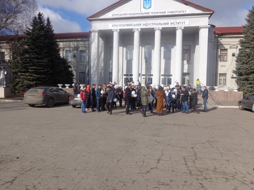 Сто белых шаров и минута молчания: студенты ДонНТУ Красноармейска почтили память и подвиг Героев Небесной Сотни (фото) - фото 15 Сто белых шаров и минута молчания: студенты ДонНТУ Красноармейска почтили память и подвиг Героев Небесной Сотни (фото) - фото 15