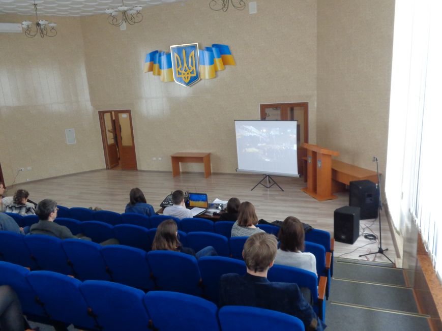 Сто белых шаров и минута молчания: студенты ДонНТУ Красноармейска почтили память и подвиг Героев Небесной Сотни (фото) - фото 9 Сто белых шаров и минута молчания: студенты ДонНТУ Красноармейска почтили память и подвиг Героев Небесной Сотни (фото) - фото 9