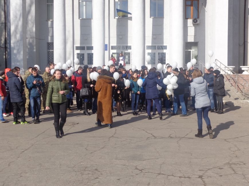 Сто белых шаров и минута молчания: студенты ДонНТУ Красноармейска почтили память и подвиг Героев Небесной Сотни (фото) - фото 16 Сто белых шаров и минута молчания: студенты ДонНТУ Красноармейска почтили память и подвиг Героев Небесной Сотни (фото) - фото 16