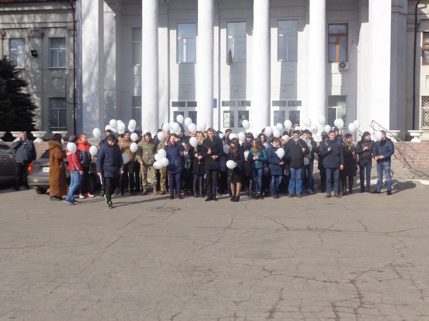 Сто белых шаров и минута молчания: студенты ДонНТУ Красноармейска почтили память и подвиг Героев Небесной Сотни (фото) - фото 18 Сто белых шаров и минута молчания: студенты ДонНТУ Красноармейска почтили память и подвиг Героев Небесной Сотни (фото) - фото 18