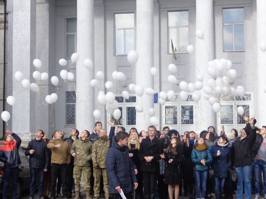 Сто белых шаров и минута молчания: студенты ДонНТУ Красноармейска почтили память и подвиг Героев Небесной Сотни (фото) - фото 20 Сто белых шаров и минута молчания: студенты ДонНТУ Красноармейска почтили память и подвиг Героев Небесной Сотни (фото) - фото 20