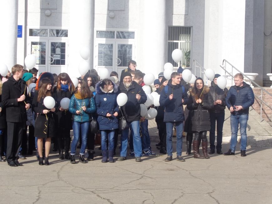Сто белых шаров и минута молчания: студенты ДонНТУ Красноармейска почтили память и подвиг Героев Небесной Сотни (фото) - фото 17 Сто белых шаров и минута молчания: студенты ДонНТУ Красноармейска почтили память и подвиг Героев Небесной Сотни (фото) - фото 17