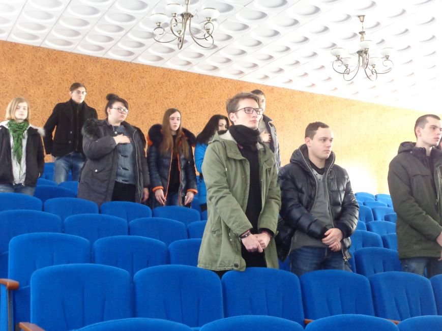 Сто белых шаров и минута молчания: студенты ДонНТУ Красноармейска почтили память и подвиг Героев Небесной Сотни (фото) - фото 5 Сто белых шаров и минута молчания: студенты ДонНТУ Красноармейска почтили память и подвиг Героев Небесной Сотни (фото) - фото 5