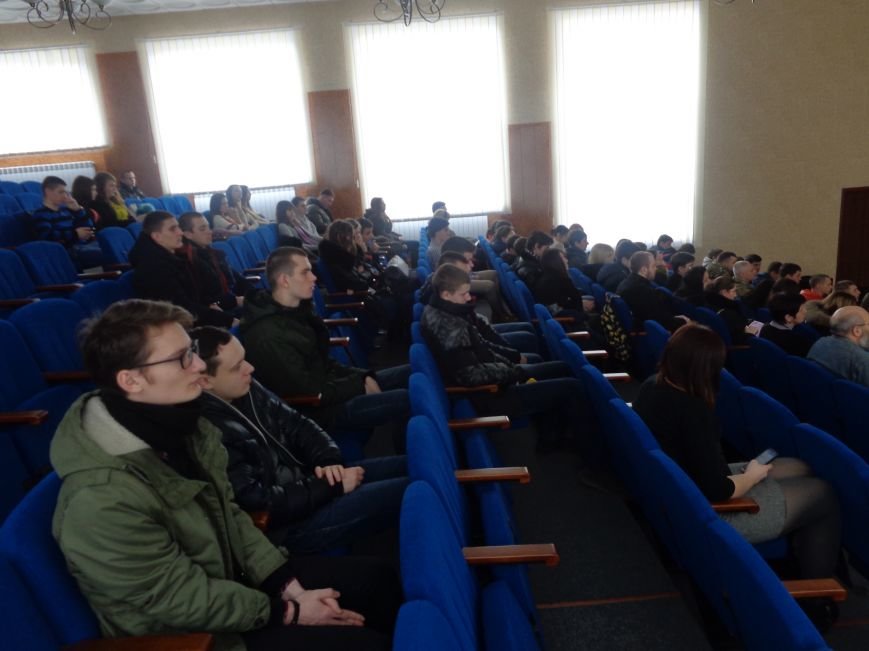 Сто белых шаров и минута молчания: студенты ДонНТУ Красноармейска почтили память и подвиг Героев Небесной Сотни (фото) - фото 10 Сто белых шаров и минута молчания: студенты ДонНТУ Красноармейска почтили память и подвиг Героев Небесной Сотни (фото) - фото 10