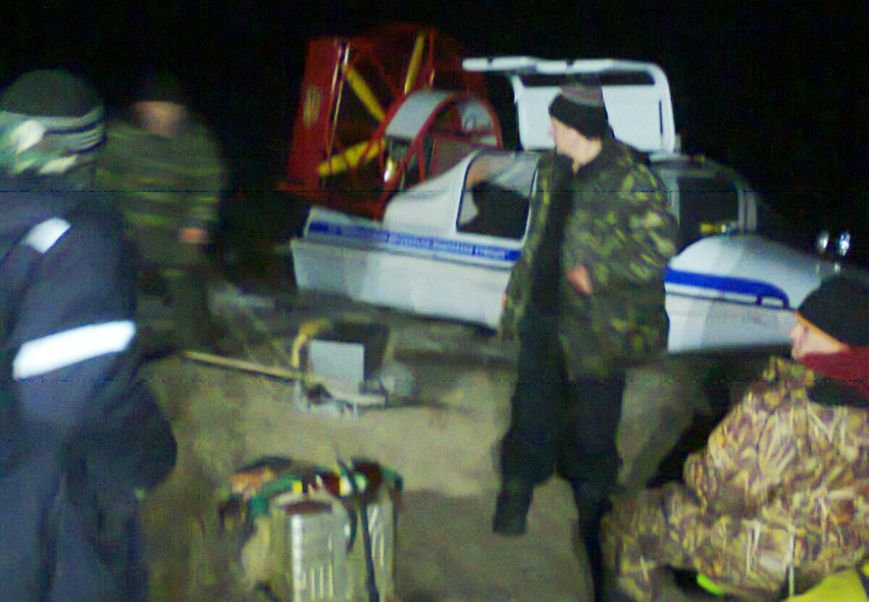 Спасатели Полтавщины снимали рыбаков с оторванной льдины, а те сопротивлялись (ФОТО) (фото) - фото 1 Спасатели Полтавщины снимали рыбаков с оторванной льдины, а те сопротивлялись (ФОТО) (фото) - фото 1