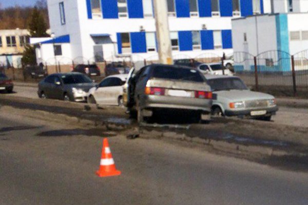 В Белгороде легковушка влетела в фонарный столб (фото) - фото 1 В Белгороде легковушка влетела в фонарный столб (фото) - фото 1