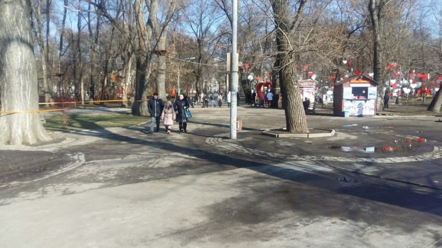 Субботний отдых: пруд в парке Глобы вошел в берега, десятки горожан... Субботний отдых: пруд в парке Глобы вошел в берега, десятки горожан наслаждаются солнечной погодой (ФОТО) (фото) - фото 7