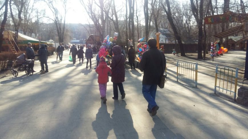 Субботний отдых: пруд в парке Глобы вошел в берега, десятки горожан... Субботний отдых: пруд в парке Глобы вошел в берега, десятки горожан наслаждаются солнечной погодой (ФОТО) (фото) - фото 2