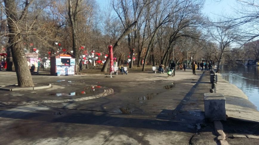Субботний отдых: пруд в парке Глобы вошел в берега, десятки горожан... Субботний отдых: пруд в парке Глобы вошел в берега, десятки горожан наслаждаются солнечной погодой (ФОТО) (фото) - фото 4